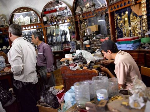 Bijouterie juive La Coupole. Au coeur des souks de la medina de Houmt Souk, le quartier des bijoutiers est tenu par les juifs - a djerba les bijoux en or des juifs sont utlisés par les femmes musulman au quotidien.