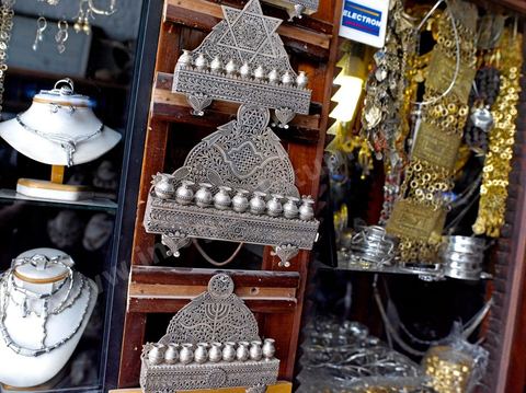 Bijouterie juive La Coupole. Au coeur des souks de la medina de Houmt Souk, le quartier des bijoutiers est tenu par les juifs - a djerba les bijoux en or des juifs sont utlisés par les femmes musulman au quotidien.