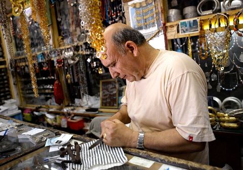 Au coeur des souks de la medina de Houmt Souk, le quartier des bijoutiers est tenu par les juifs - a djerba les bijoux en or des juifs sont utlisés par les femmes musulman au quotidien.