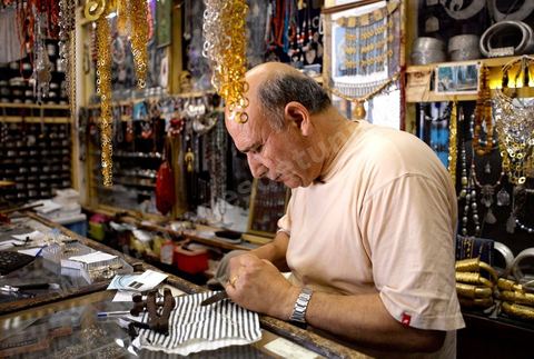 Au coeur des souks de la medina de Houmt Souk, le quartier des bijoutiers est tenu par les juifs - a djerba les bijoux en or des juifs sont utlisés par les femmes musulman au quotidien.