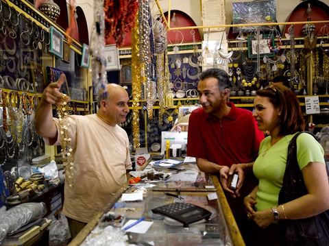 Au coeur des souks de la medina de Houmt Souk, le quartier des bijoutiers est tenu par les juifs - a djerba les bijoux en or des juifs sont utlisés par les femmes musulman au quotidien.