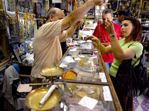 Au coeur des souks de la medina de Houmt Souk, le quartier des bijoutiers est tenu par les juifs - a djerba les bijoux en or des juifs sont utlisés par les femmes musulman au quotidien.