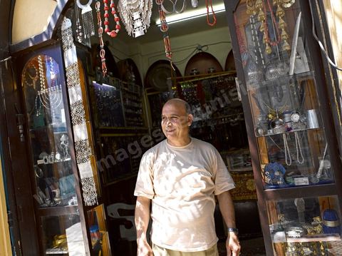 Au coeur des souks de la medina de Houmt Souk, le quartier des bijoutiers est tenu par les juifs - a djerba les bijoux en or des juifs sont utlisés par les femmes musulman au quotidien.