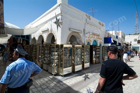 Au coeur des souks de la medina de Houmt Souk, le quartier des bijoutiers est tenu par les juifs - a djerba les bijoux en or des juifs sont utlisés par les femmes musulman au quotidien.