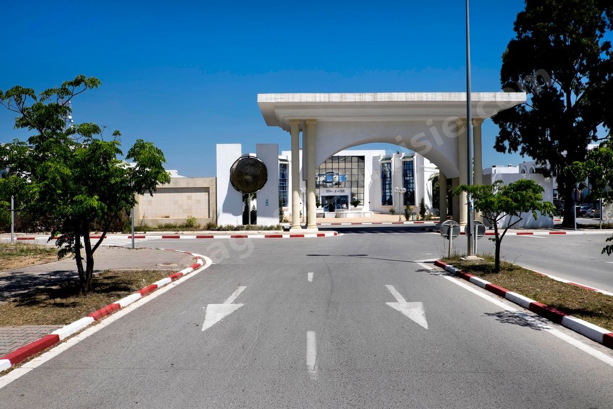 Entrée à l'architecture Benaliste du Pôle Technologique et de Communication d'El Ghazala dans la banlieue nord de Tunis