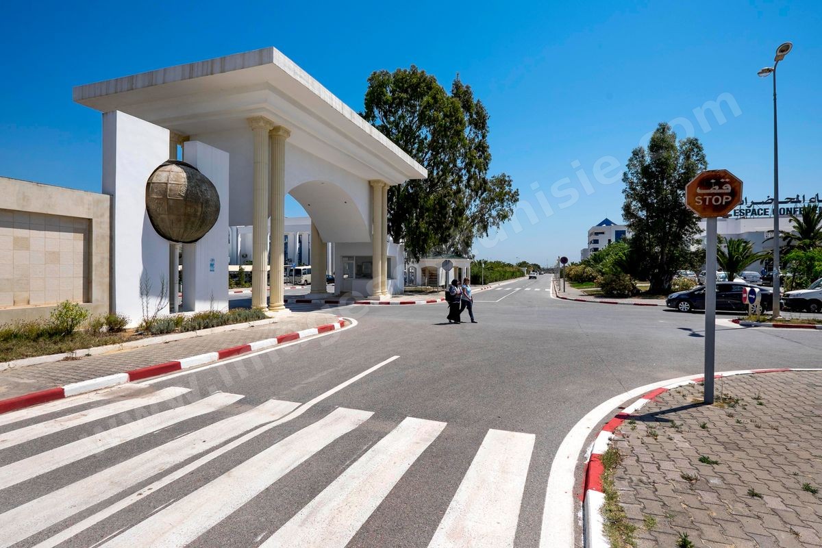 Entrée à l'architecture Benaliste du Pôle Technologique et de Communication d'El Ghazala dans la banlieue nord de Tunis