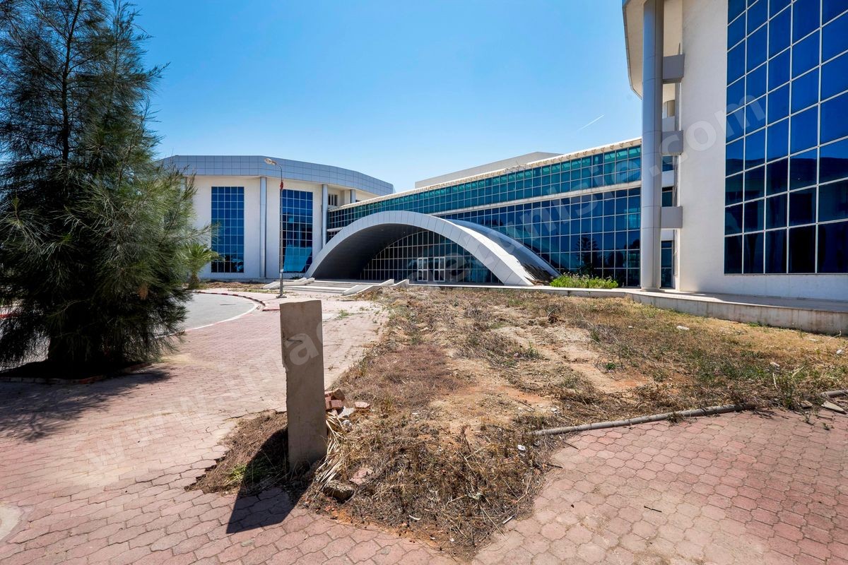 La future faculté SupCom construire mais jamais ouverte depuis près de 10 ans au coeur du Pôle Technologique et de Communication d'El Ghazala dans la banlieue nord de Tunis
