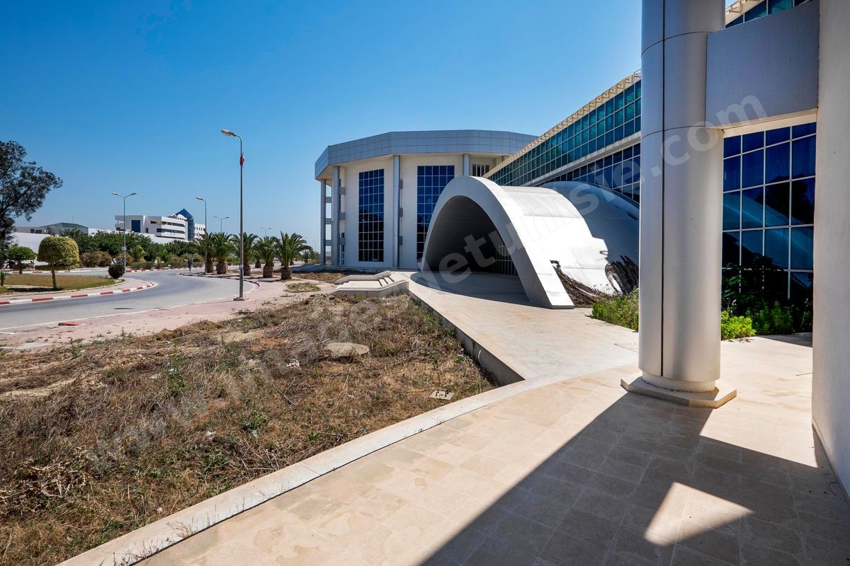 La future faculté SupCom construire mais jamais ouverte depuis près de 10 ans au coeur du Pôle Technologique et de Communication d'El Ghazala dans la banlieue nord de Tunis