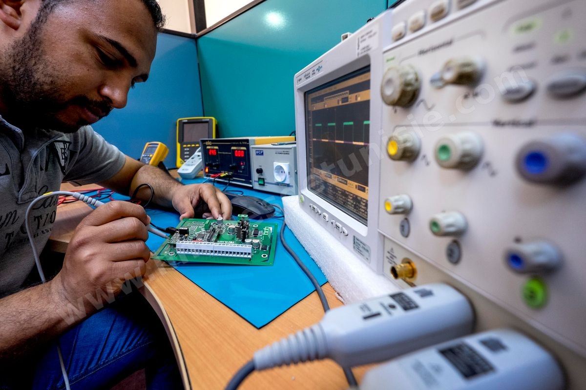 Bureau d'études électronique de Telnet Innovations Labs au Pôle Technologique et de Communication d'El Ghazala dans la banlieue nord de Tunis