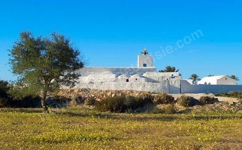 Mosquée Bezim sur la route entre Ajim et Houmt Souk à Djerba