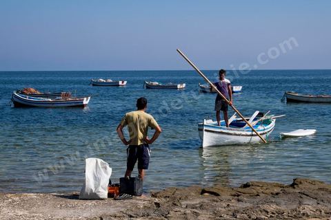 La charfia est une technique de pêche ancestrale pratiquée à Djerba et dans l'archipel des Kerkennah. Des murs de palmes plantées dans le fond marin dessinent un piège en forme de labyrinthe : à marée descendante, les poissons sont entraînés vers des chambres de capture où ils restent prisonniers, vivants, jusqu'à la levée des filets. Ce savoir-faire, transmis de génération en génération, associe la pêche à des rituels collectifs et façonne le paysage lagunaire de l'île. Il a été inscrit en 2020 au patrimoine culturel immatériel de l'humanité par l'Unesco.