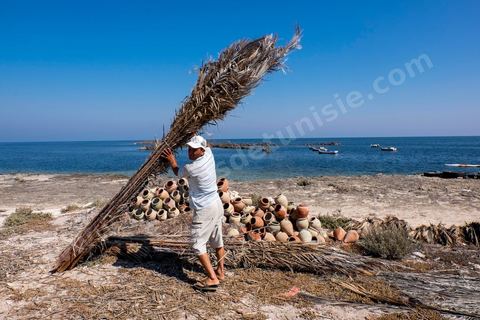 La charfia est une technique de pêche ancestrale pratiquée à Djerba et dans l'archipel des Kerkennah. Des murs de palmes plantées dans le fond marin dessinent un piège en forme de labyrinthe : à marée descendante, les poissons sont entraînés vers des chambres de capture où ils restent prisonniers, vivants, jusqu'à la levée des filets. Ce savoir-faire, transmis de génération en génération, associe la pêche à des rituels collectifs et façonne le paysage lagunaire de l'île. Il a été inscrit en 2020 au patrimoine culturel immatériel de l'humanité par l'Unesco.
