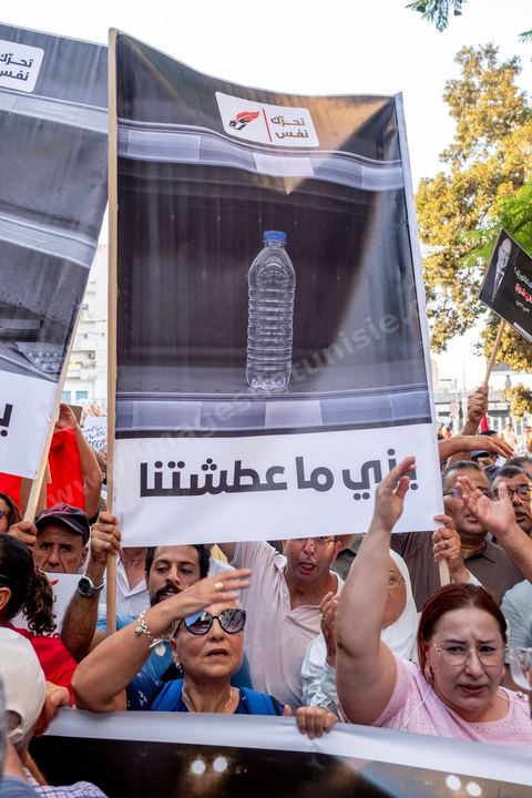 Tunis, Tunisie – 20 août 2026. Des manifestants défilent dans le centre de Tunis contre le président Kaïs Saïed, appelant à son départ et réclamant davantage de libertés politiques et la libération de détenus et opposants. Portraits du président barrés du slogan « DÉGAGE », drapeaux tunisiens et pancartes accompagnent la manifestation. La mobilisation intervient dans un contexte de mécontentement social croissant après plusieurs semaines de fortes chaleurs, de coupures d’eau et d’électricité et de difficultés d’accès à certains médicaments et produits essentiels.