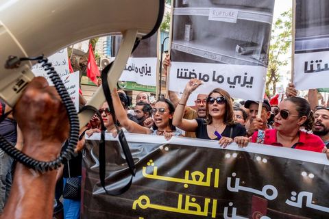 Tunis, Tunisie – 20 août 2026. Des manifestants défilent dans le centre de Tunis contre le président Kaïs Saïed, appelant à son départ et réclamant davantage de libertés politiques et la libération de détenus et opposants. Portraits du président barrés du slogan « DÉGAGE », drapeaux tunisiens et pancartes accompagnent la manifestation. La mobilisation intervient dans un contexte de mécontentement social croissant après plusieurs semaines de fortes chaleurs, de coupures d’eau et d’électricité et de difficultés d’accès à certains médicaments et produits essentiels.
