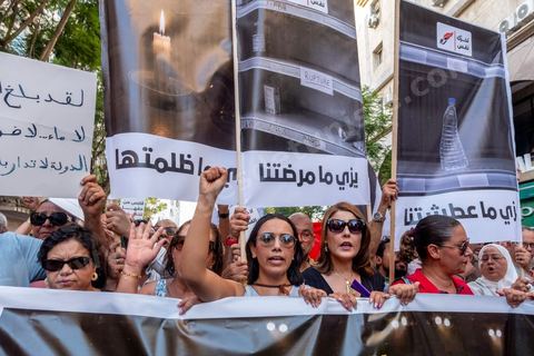 Tunis, Tunisie – 20 août 2026. Des manifestants défilent dans le centre de Tunis contre le président Kaïs Saïed, appelant à son départ et réclamant davantage de libertés politiques et la libération de détenus et opposants. Portraits du président barrés du slogan « DÉGAGE », drapeaux tunisiens et pancartes accompagnent la manifestation. La mobilisation intervient dans un contexte de mécontentement social croissant après plusieurs semaines de fortes chaleurs, de coupures d’eau et d’électricité et de difficultés d’accès à certains médicaments et produits essentiels.