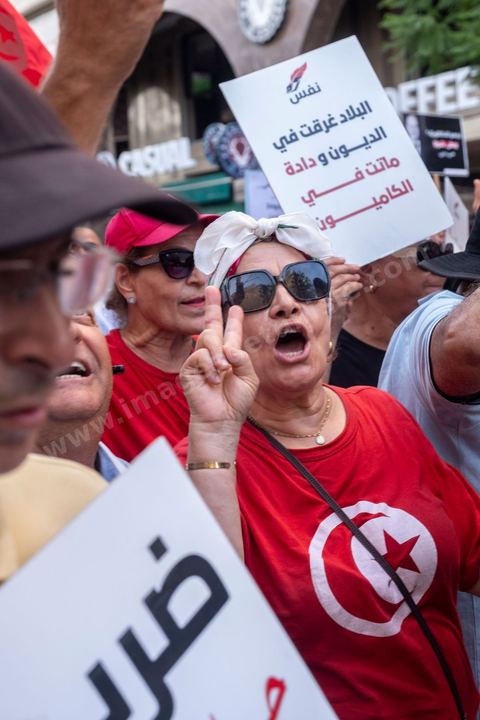 Tunis, Tunisie – 20 août 2026. Des manifestants défilent dans le centre de Tunis contre le président Kaïs Saïed, appelant à son départ et réclamant davantage de libertés politiques et la libération de détenus et opposants. Portraits du président barrés du slogan « DÉGAGE », drapeaux tunisiens et pancartes accompagnent la manifestation. La mobilisation intervient dans un contexte de mécontentement social croissant après plusieurs semaines de fortes chaleurs, de coupures d’eau et d’électricité et de difficultés d’accès à certains médicaments et produits essentiels.