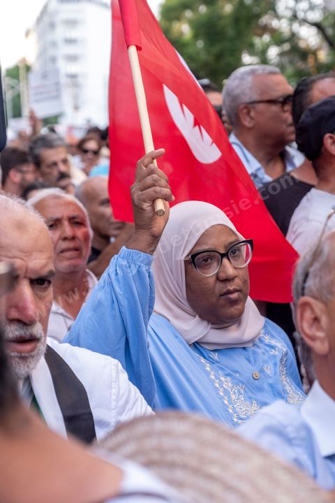 Tunis, Tunisie – 20 août 2026. Des manifestants défilent dans le centre de Tunis contre le président Kaïs Saïed, appelant à son départ et réclamant davantage de libertés politiques et la libération de détenus et opposants. Portraits du président barrés du slogan « DÉGAGE », drapeaux tunisiens et pancartes accompagnent la manifestation. La mobilisation intervient dans un contexte de mécontentement social croissant après plusieurs semaines de fortes chaleurs, de coupures d’eau et d’électricité et de difficultés d’accès à certains médicaments et produits essentiels.