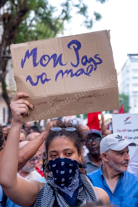 Tunis, Tunisia – August 20, 2026. Protesters march through downtown Tunis against President Kaïs Saïed, calling for his resignation and demanding greater political freedoms and the release of detainees and opposition figures. Portraits of the president crossed out with the slogan “GET OUT,” Tunisian flags, and signs accompany the protest. The protest comes amid growing social discontent following several weeks of extreme heat, water and power outages, and difficulties in accessing certain medications and essential goods.