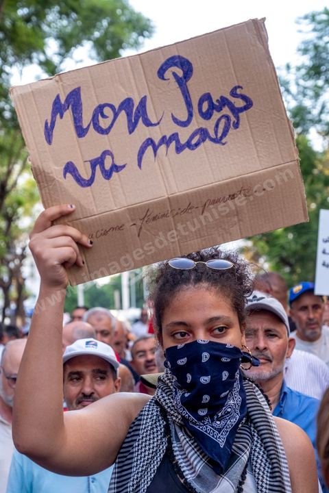Tunis, Tunisia – August 20, 2026. Protesters march through downtown Tunis against President Kaïs Saïed, calling for his resignation and demanding greater political freedoms and the release of detainees and opposition figures. Portraits of the president crossed out with the slogan “GET OUT,” Tunisian flags, and signs accompany the protest. The protest comes amid growing social discontent following several weeks of extreme heat, water and power outages, and difficulties in accessing certain medications and essential goods.
