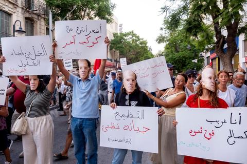 Tunis, Tunisia – August 20, 2026. Protesters march through downtown Tunis against President Kaïs Saïed, calling for his resignation and demanding greater political freedoms and the release of detainees and opposition figures. Portraits of the president crossed out with the slogan “GET OUT,” Tunisian flags, and signs accompany the protest. The protest comes amid growing social discontent following several weeks of extreme heat, water and power outages, and difficulties in accessing certain medications and essential goods.