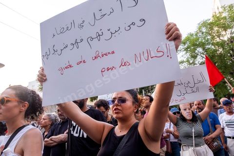 Tunis, Tunisia – August 20, 2026. Protesters march through downtown Tunis against President Kaïs Saïed, calling for his resignation and demanding greater political freedoms and the release of detainees and opposition figures. Portraits of the president crossed out with the slogan “GET OUT,” Tunisian flags, and signs accompany the protest. The protest comes amid growing social discontent following several weeks of extreme heat, water and power outages, and difficulties in accessing certain medications and essential goods.