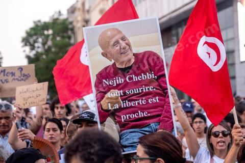 Tunis, Tunisia – August 20, 2026. Protesters march through downtown Tunis against President Kaïs Saïed, calling for his resignation and demanding greater political freedoms and the release of detainees and opposition figures. Portraits of the president crossed out with the slogan “GET OUT,” Tunisian flags, and signs accompany the protest. The protest comes amid growing social discontent following several weeks of extreme heat, water and power outages, and difficulties in accessing certain medications and essential goods.