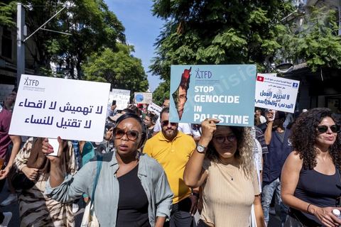 Tunis le 17 octobre 2026 – Manifestation contre le pouvoir de Kaïs Saïed à Tunis.Plusieurs milliers de manifestants ont défilé samedi 17 octobre 2026 dans les rues du centre-ville de Tunis, à l'appel de l'Union générale tunisienne du travail (UGTT), de plusieurs organisations de la société civile et de partis d'opposition. Partie de la place Mohamed Ali pour rejoindre l'avenue Habib-Bourguiba, cette importante mobilisation a rassemblé syndicalistes, avocats, journalistes, militants et citoyens venus dénoncer la dégradation de la situation économique et sociale ainsi que les restrictions des libertés publiques. Les manifestants ont réclamé le respect de la démocratie, la libération des détenus politiques, l'indépendance de la justice et la défense des droits fondamentaux. Plusieurs slogans issus de la révolution de 2011 ont été repris dans le cortège, notamment « Travail, liberté, dignité nationale ».