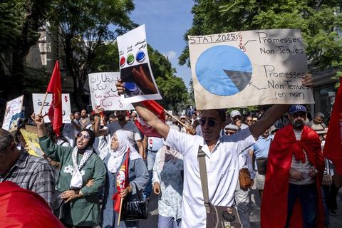 Tunis le 17 octobre 2026 – Manifestation contre le pouvoir de Kaïs Saïed à Tunis.Plusieurs milliers de manifestants ont défilé samedi 17 octobre 2026 dans les rues du centre-ville de Tunis, à l'appel de l'Union générale tunisienne du travail (UGTT), de plusieurs organisations de la société civile et de partis d'opposition. Partie de la place Mohamed Ali pour rejoindre l'avenue Habib-Bourguiba, cette importante mobilisation a rassemblé syndicalistes, avocats, journalistes, militants et citoyens venus dénoncer la dégradation de la situation économique et sociale ainsi que les restrictions des libertés publiques. Les manifestants ont réclamé le respect de la démocratie, la libération des détenus politiques, l'indépendance de la justice et la défense des droits fondamentaux. Plusieurs slogans issus de la révolution de 2011 ont été repris dans le cortège, notamment « Travail, liberté, dignité nationale ».