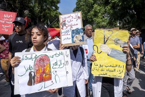 Tunis le 17 octobre 2026 – Manifestation contre le pouvoir de Kaïs Saïed à Tunis.Plusieurs milliers de manifestants ont défilé samedi 17 octobre 2026 dans les rues du centre-ville de Tunis, à l'appel de l'Union générale tunisienne du travail (UGTT), de plusieurs organisations de la société civile et de partis d'opposition. Partie de la place Mohamed Ali pour rejoindre l'avenue Habib-Bourguiba, cette importante mobilisation a rassemblé syndicalistes, avocats, journalistes, militants et citoyens venus dénoncer la dégradation de la situation économique et sociale ainsi que les restrictions des libertés publiques. Les manifestants ont réclamé le respect de la démocratie, la libération des détenus politiques, l'indépendance de la justice et la défense des droits fondamentaux. Plusieurs slogans issus de la révolution de 2011 ont été repris dans le cortège, notamment « Travail, liberté, dignité nationale ».