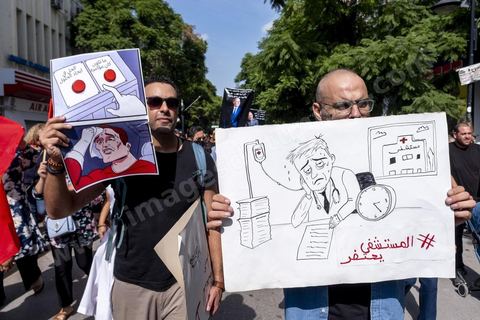 Tunis le 17 octobre 2026 – Manifestation contre le pouvoir de Kaïs Saïed à Tunis.Plusieurs milliers de manifestants ont défilé samedi 17 octobre 2026 dans les rues du centre-ville de Tunis, à l'appel de l'Union générale tunisienne du travail (UGTT), de plusieurs organisations de la société civile et de partis d'opposition. Partie de la place Mohamed Ali pour rejoindre l'avenue Habib-Bourguiba, cette importante mobilisation a rassemblé syndicalistes, avocats, journalistes, militants et citoyens venus dénoncer la dégradation de la situation économique et sociale ainsi que les restrictions des libertés publiques. Les manifestants ont réclamé le respect de la démocratie, la libération des détenus politiques, l'indépendance de la justice et la défense des droits fondamentaux. Plusieurs slogans issus de la révolution de 2011 ont été repris dans le cortège, notamment « Travail, liberté, dignité nationale ».