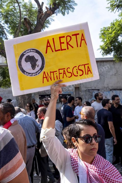 Tunis le 17 octobre 2026 – Manifestation contre le pouvoir de Kaïs Saïed à Tunis.Plusieurs milliers de manifestants ont défilé samedi 17 octobre 2026 dans les rues du centre-ville de Tunis, à l'appel de l'Union générale tunisienne du travail (UGTT), de plusieurs organisations de la société civile et de partis d'opposition. Partie de la place Mohamed Ali pour rejoindre l'avenue Habib-Bourguiba, cette importante mobilisation a rassemblé syndicalistes, avocats, journalistes, militants et citoyens venus dénoncer la dégradation de la situation économique et sociale ainsi que les restrictions des libertés publiques. Les manifestants ont réclamé le respect de la démocratie, la libération des détenus politiques, l'indépendance de la justice et la défense des droits fondamentaux. Plusieurs slogans issus de la révolution de 2011 ont été repris dans le cortège, notamment « Travail, liberté, dignité nationale ».