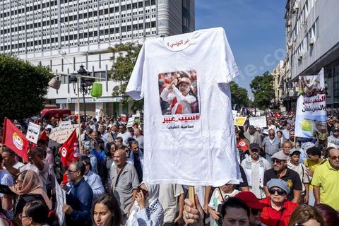 Tunis le 17 octobre 2026 – Manifestation contre le pouvoir de Kaïs Saïed à Tunis.Plusieurs milliers de manifestants ont défilé samedi 17 octobre 2026 dans les rues du centre-ville de Tunis, à l'appel de l'Union générale tunisienne du travail (UGTT), de plusieurs organisations de la société civile et de partis d'opposition. Partie de la place Mohamed Ali pour rejoindre l'avenue Habib-Bourguiba, cette importante mobilisation a rassemblé syndicalistes, avocats, journalistes, militants et citoyens venus dénoncer la dégradation de la situation économique et sociale ainsi que les restrictions des libertés publiques. Les manifestants ont réclamé le respect de la démocratie, la libération des détenus politiques, l'indépendance de la justice et la défense des droits fondamentaux. Plusieurs slogans issus de la révolution de 2011 ont été repris dans le cortège, notamment « Travail, liberté, dignité nationale ».