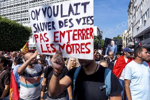 Tunis le 17 octobre 2026 – Manifestation contre le pouvoir de Kaïs Saïed à Tunis.Plusieurs milliers de manifestants ont défilé samedi 17 octobre 2026 dans les rues du centre-ville de Tunis, à l'appel de l'Union générale tunisienne du travail (UGTT), de plusieurs organisations de la société civile et de partis d'opposition. Partie de la place Mohamed Ali pour rejoindre l'avenue Habib-Bourguiba, cette importante mobilisation a rassemblé syndicalistes, avocats, journalistes, militants et citoyens venus dénoncer la dégradation de la situation économique et sociale ainsi que les restrictions des libertés publiques. Les manifestants ont réclamé le respect de la démocratie, la libération des détenus politiques, l'indépendance de la justice et la défense des droits fondamentaux. Plusieurs slogans issus de la révolution de 2011 ont été repris dans le cortège, notamment « Travail, liberté, dignité nationale ».