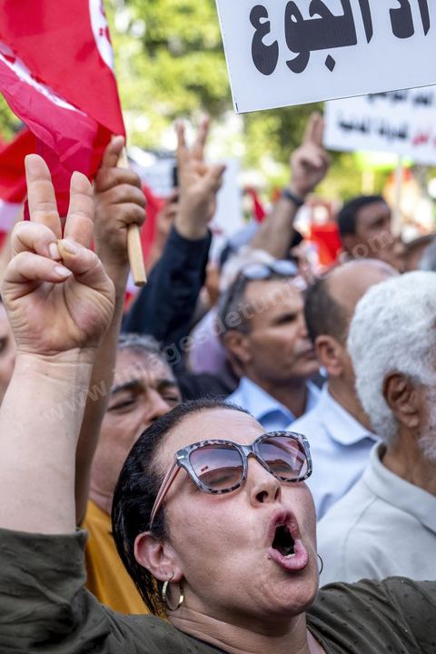 Tunis le 17 octobre 2026 – Manifestation contre le pouvoir de Kaïs Saïed à Tunis.Plusieurs milliers de manifestants ont défilé samedi 17 octobre 2026 dans les rues du centre-ville de Tunis, à l'appel de l'Union générale tunisienne du travail (UGTT), de plusieurs organisations de la société civile et de partis d'opposition. Partie de la place Mohamed Ali pour rejoindre l'avenue Habib-Bourguiba, cette importante mobilisation a rassemblé syndicalistes, avocats, journalistes, militants et citoyens venus dénoncer la dégradation de la situation économique et sociale ainsi que les restrictions des libertés publiques. Les manifestants ont réclamé le respect de la démocratie, la libération des détenus politiques, l'indépendance de la justice et la défense des droits fondamentaux. Plusieurs slogans issus de la révolution de 2011 ont été repris dans le cortège, notamment « Travail, liberté, dignité nationale ».