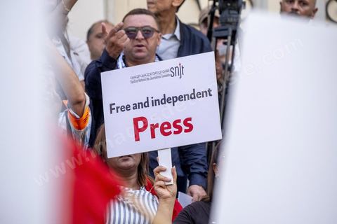 Tunis le 17 octobre 2026 – Manifestation contre le pouvoir de Kaïs Saïed à Tunis.Plusieurs milliers de manifestants ont défilé samedi 17 octobre 2026 dans les rues du centre-ville de Tunis, à l'appel de l'Union générale tunisienne du travail (UGTT), de plusieurs organisations de la société civile et de partis d'opposition. Partie de la place Mohamed Ali pour rejoindre l'avenue Habib-Bourguiba, cette importante mobilisation a rassemblé syndicalistes, avocats, journalistes, militants et citoyens venus dénoncer la dégradation de la situation économique et sociale ainsi que les restrictions des libertés publiques. Les manifestants ont réclamé le respect de la démocratie, la libération des détenus politiques, l'indépendance de la justice et la défense des droits fondamentaux. Plusieurs slogans issus de la révolution de 2011 ont été repris dans le cortège, notamment « Travail, liberté, dignité nationale ».