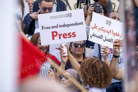 Tunis le 17 octobre 2026 – Manifestation contre le pouvoir de Kaïs Saïed à Tunis.Plusieurs milliers de manifestants ont défilé samedi 17 octobre 2026 dans les rues du centre-ville de Tunis, à l'appel de l'Union générale tunisienne du travail (UGTT), de plusieurs organisations de la société civile et de partis d'opposition. Partie de la place Mohamed Ali pour rejoindre l'avenue Habib-Bourguiba, cette importante mobilisation a rassemblé syndicalistes, avocats, journalistes, militants et citoyens venus dénoncer la dégradation de la situation économique et sociale ainsi que les restrictions des libertés publiques. Les manifestants ont réclamé le respect de la démocratie, la libération des détenus politiques, l'indépendance de la justice et la défense des droits fondamentaux. Plusieurs slogans issus de la révolution de 2011 ont été repris dans le cortège, notamment « Travail, liberté, dignité nationale ».