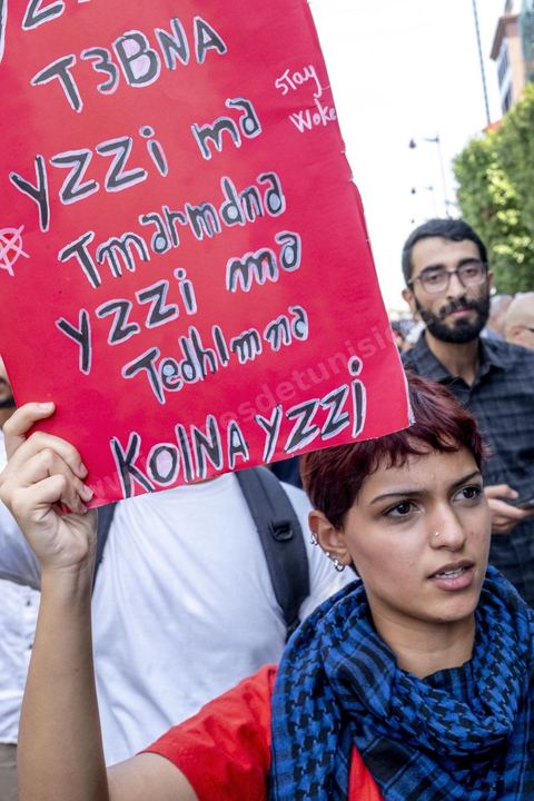 Tunis le 17 octobre 2026 – Manifestation contre le pouvoir de Kaïs Saïed à Tunis.Plusieurs milliers de manifestants ont défilé samedi 17 octobre 2026 dans les rues du centre-ville de Tunis, à l'appel de l'Union générale tunisienne du travail (UGTT), de plusieurs organisations de la société civile et de partis d'opposition. Partie de la place Mohamed Ali pour rejoindre l'avenue Habib-Bourguiba, cette importante mobilisation a rassemblé syndicalistes, avocats, journalistes, militants et citoyens venus dénoncer la dégradation de la situation économique et sociale ainsi que les restrictions des libertés publiques. Les manifestants ont réclamé le respect de la démocratie, la libération des détenus politiques, l'indépendance de la justice et la défense des droits fondamentaux. Plusieurs slogans issus de la révolution de 2011 ont été repris dans le cortège, notamment « Travail, liberté, dignité nationale ».