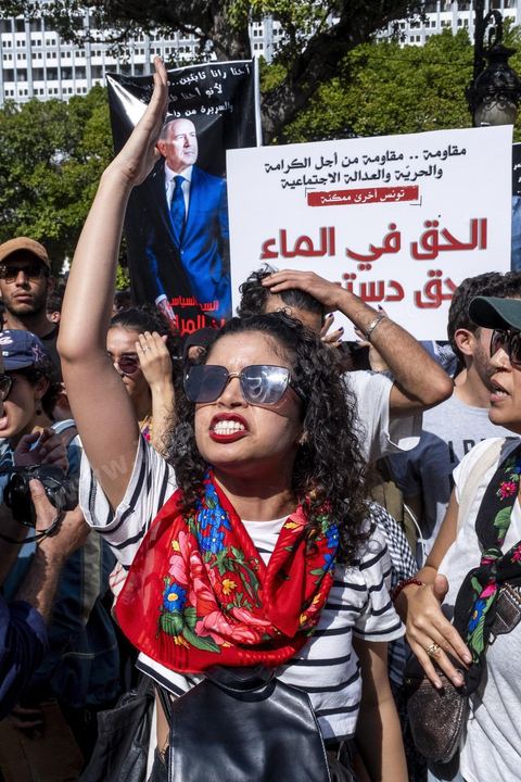 Tunis le 17 octobre 2026 – Manifestation contre le pouvoir de Kaïs Saïed à Tunis.Plusieurs milliers de manifestants ont défilé samedi 17 octobre 2026 dans les rues du centre-ville de Tunis, à l'appel de l'Union générale tunisienne du travail (UGTT), de plusieurs organisations de la société civile et de partis d'opposition. Partie de la place Mohamed Ali pour rejoindre l'avenue Habib-Bourguiba, cette importante mobilisation a rassemblé syndicalistes, avocats, journalistes, militants et citoyens venus dénoncer la dégradation de la situation économique et sociale ainsi que les restrictions des libertés publiques. Les manifestants ont réclamé le respect de la démocratie, la libération des détenus politiques, l'indépendance de la justice et la défense des droits fondamentaux. Plusieurs slogans issus de la révolution de 2011 ont été repris dans le cortège, notamment « Travail, liberté, dignité nationale ».