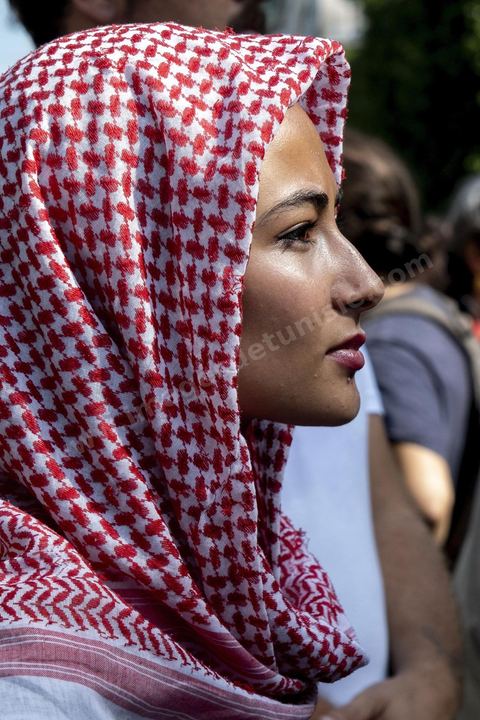 Tunis le 17 octobre 2026 – Manifestation contre le pouvoir de Kaïs Saïed à Tunis.Plusieurs milliers de manifestants ont défilé samedi 17 octobre 2026 dans les rues du centre-ville de Tunis, à l'appel de l'Union générale tunisienne du travail (UGTT), de plusieurs organisations de la société civile et de partis d'opposition. Partie de la place Mohamed Ali pour rejoindre l'avenue Habib-Bourguiba, cette importante mobilisation a rassemblé syndicalistes, avocats, journalistes, militants et citoyens venus dénoncer la dégradation de la situation économique et sociale ainsi que les restrictions des libertés publiques. Les manifestants ont réclamé le respect de la démocratie, la libération des détenus politiques, l'indépendance de la justice et la défense des droits fondamentaux. Plusieurs slogans issus de la révolution de 2011 ont été repris dans le cortège, notamment « Travail, liberté, dignité nationale ».