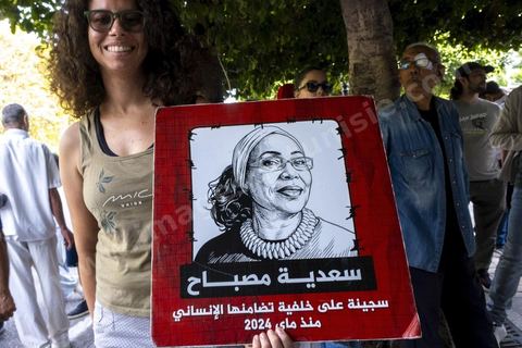 Tunis le 17 octobre 2026 – Manifestation contre le pouvoir de Kaïs Saïed à Tunis.Plusieurs milliers de manifestants ont défilé samedi 17 octobre 2026 dans les rues du centre-ville de Tunis, à l'appel de l'Union générale tunisienne du travail (UGTT), de plusieurs organisations de la société civile et de partis d'opposition. Partie de la place Mohamed Ali pour rejoindre l'avenue Habib-Bourguiba, cette importante mobilisation a rassemblé syndicalistes, avocats, journalistes, militants et citoyens venus dénoncer la dégradation de la situation économique et sociale ainsi que les restrictions des libertés publiques. Les manifestants ont réclamé le respect de la démocratie, la libération des détenus politiques, l'indépendance de la justice et la défense des droits fondamentaux. Plusieurs slogans issus de la révolution de 2011 ont été repris dans le cortège, notamment « Travail, liberté, dignité nationale ».