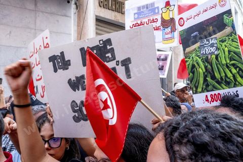 Tunis le 17 octobre 2026 – Manifestation contre le pouvoir de Kaïs Saïed à Tunis.Plusieurs milliers de manifestants ont défilé samedi 17 octobre 2026 dans les rues du centre-ville de Tunis, à l'appel de l'Union générale tunisienne du travail (UGTT), de plusieurs organisations de la société civile et de partis d'opposition. Partie de la place Mohamed Ali pour rejoindre l'avenue Habib-Bourguiba, cette importante mobilisation a rassemblé syndicalistes, avocats, journalistes, militants et citoyens venus dénoncer la dégradation de la situation économique et sociale ainsi que les restrictions des libertés publiques. Les manifestants ont réclamé le respect de la démocratie, la libération des détenus politiques, l'indépendance de la justice et la défense des droits fondamentaux. Plusieurs slogans issus de la révolution de 2011 ont été repris dans le cortège, notamment « Travail, liberté, dignité nationale ».