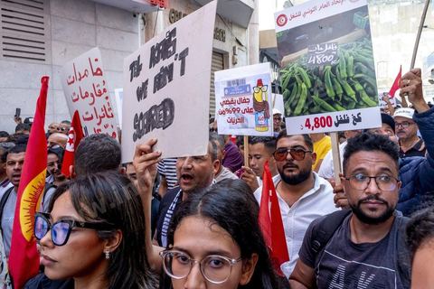 Tunis le 17 octobre 2026 – Manifestation contre le pouvoir de Kaïs Saïed à Tunis.Plusieurs milliers de manifestants ont défilé samedi 17 octobre 2026 dans les rues du centre-ville de Tunis, à l'appel de l'Union générale tunisienne du travail (UGTT), de plusieurs organisations de la société civile et de partis d'opposition. Partie de la place Mohamed Ali pour rejoindre l'avenue Habib-Bourguiba, cette importante mobilisation a rassemblé syndicalistes, avocats, journalistes, militants et citoyens venus dénoncer la dégradation de la situation économique et sociale ainsi que les restrictions des libertés publiques. Les manifestants ont réclamé le respect de la démocratie, la libération des détenus politiques, l'indépendance de la justice et la défense des droits fondamentaux. Plusieurs slogans issus de la révolution de 2011 ont été repris dans le cortège, notamment « Travail, liberté, dignité nationale ».