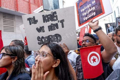 Tunis le 17 octobre 2026 – Manifestation contre le pouvoir de Kaïs Saïed à Tunis.Plusieurs milliers de manifestants ont défilé samedi 17 octobre 2026 dans les rues du centre-ville de Tunis, à l'appel de l'Union générale tunisienne du travail (UGTT), de plusieurs organisations de la société civile et de partis d'opposition. Partie de la place Mohamed Ali pour rejoindre l'avenue Habib-Bourguiba, cette importante mobilisation a rassemblé syndicalistes, avocats, journalistes, militants et citoyens venus dénoncer la dégradation de la situation économique et sociale ainsi que les restrictions des libertés publiques. Les manifestants ont réclamé le respect de la démocratie, la libération des détenus politiques, l'indépendance de la justice et la défense des droits fondamentaux. Plusieurs slogans issus de la révolution de 2011 ont été repris dans le cortège, notamment « Travail, liberté, dignité nationale ».