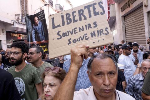 Tunis le 17 octobre 2026 – Manifestation contre le pouvoir de Kaïs Saïed à Tunis.Plusieurs milliers de manifestants ont défilé samedi 17 octobre 2026 dans les rues du centre-ville de Tunis, à l'appel de l'Union générale tunisienne du travail (UGTT), de plusieurs organisations de la société civile et de partis d'opposition. Partie de la place Mohamed Ali pour rejoindre l'avenue Habib-Bourguiba, cette importante mobilisation a rassemblé syndicalistes, avocats, journalistes, militants et citoyens venus dénoncer la dégradation de la situation économique et sociale ainsi que les restrictions des libertés publiques. Les manifestants ont réclamé le respect de la démocratie, la libération des détenus politiques, l'indépendance de la justice et la défense des droits fondamentaux. Plusieurs slogans issus de la révolution de 2011 ont été repris dans le cortège, notamment « Travail, liberté, dignité nationale ».