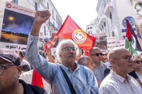 Tunis le 17 octobre 2026 – Manifestation contre le pouvoir de Kaïs Saïed à Tunis.Plusieurs milliers de manifestants ont défilé samedi 17 octobre 2026 dans les rues du centre-ville de Tunis, à l'appel de l'Union générale tunisienne du travail (UGTT), de plusieurs organisations de la société civile et de partis d'opposition. Partie de la place Mohamed Ali pour rejoindre l'avenue Habib-Bourguiba, cette importante mobilisation a rassemblé syndicalistes, avocats, journalistes, militants et citoyens venus dénoncer la dégradation de la situation économique et sociale ainsi que les restrictions des libertés publiques. Les manifestants ont réclamé le respect de la démocratie, la libération des détenus politiques, l'indépendance de la justice et la défense des droits fondamentaux. Plusieurs slogans issus de la révolution de 2011 ont été repris dans le cortège, notamment « Travail, liberté, dignité nationale ».
