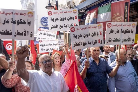 Tunis le 17 octobre 2026 – Manifestation contre le pouvoir de Kaïs Saïed à Tunis.Plusieurs milliers de manifestants ont défilé samedi 17 octobre 2026 dans les rues du centre-ville de Tunis, à l'appel de l'Union générale tunisienne du travail (UGTT), de plusieurs organisations de la société civile et de partis d'opposition. Partie de la place Mohamed Ali pour rejoindre l'avenue Habib-Bourguiba, cette importante mobilisation a rassemblé syndicalistes, avocats, journalistes, militants et citoyens venus dénoncer la dégradation de la situation économique et sociale ainsi que les restrictions des libertés publiques. Les manifestants ont réclamé le respect de la démocratie, la libération des détenus politiques, l'indépendance de la justice et la défense des droits fondamentaux. Plusieurs slogans issus de la révolution de 2011 ont été repris dans le cortège, notamment « Travail, liberté, dignité nationale ».