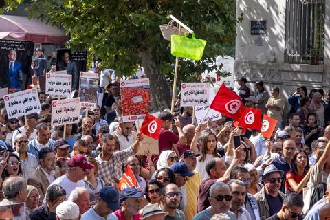 Tunis le 17 octobre 2026 – Manifestation contre le pouvoir de Kaïs Saïed à Tunis.Plusieurs milliers de manifestants ont défilé samedi 17 octobre 2026 dans les rues du centre-ville de Tunis, à l'appel de l'Union générale tunisienne du travail (UGTT), de plusieurs organisations de la société civile et de partis d'opposition. Partie de la place Mohamed Ali pour rejoindre l'avenue Habib-Bourguiba, cette importante mobilisation a rassemblé syndicalistes, avocats, journalistes, militants et citoyens venus dénoncer la dégradation de la situation économique et sociale ainsi que les restrictions des libertés publiques. Les manifestants ont réclamé le respect de la démocratie, la libération des détenus politiques, l'indépendance de la justice et la défense des droits fondamentaux. Plusieurs slogans issus de la révolution de 2011 ont été repris dans le cortège, notamment « Travail, liberté, dignité nationale ».