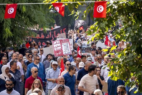 Tunis le 17 octobre 2026 – Manifestation contre le pouvoir de Kaïs Saïed à Tunis.Plusieurs milliers de manifestants ont défilé samedi 17 octobre 2026 dans les rues du centre-ville de Tunis, à l'appel de l'Union générale tunisienne du travail (UGTT), de plusieurs organisations de la société civile et de partis d'opposition. Partie de la place Mohamed Ali pour rejoindre l'avenue Habib-Bourguiba, cette importante mobilisation a rassemblé syndicalistes, avocats, journalistes, militants et citoyens venus dénoncer la dégradation de la situation économique et sociale ainsi que les restrictions des libertés publiques. Les manifestants ont réclamé le respect de la démocratie, la libération des détenus politiques, l'indépendance de la justice et la défense des droits fondamentaux. Plusieurs slogans issus de la révolution de 2011 ont été repris dans le cortège, notamment « Travail, liberté, dignité nationale ».