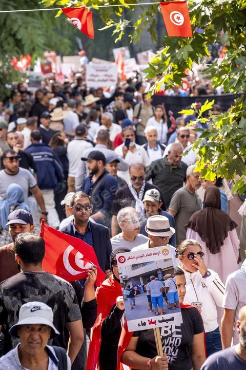 Tunis le 17 octobre 2026 – Manifestation contre le pouvoir de Kaïs Saïed à Tunis.Plusieurs milliers de manifestants ont défilé samedi 17 octobre 2026 dans les rues du centre-ville de Tunis, à l'appel de l'Union générale tunisienne du travail (UGTT), de plusieurs organisations de la société civile et de partis d'opposition. Partie de la place Mohamed Ali pour rejoindre l'avenue Habib-Bourguiba, cette importante mobilisation a rassemblé syndicalistes, avocats, journalistes, militants et citoyens venus dénoncer la dégradation de la situation économique et sociale ainsi que les restrictions des libertés publiques. Les manifestants ont réclamé le respect de la démocratie, la libération des détenus politiques, l'indépendance de la justice et la défense des droits fondamentaux. Plusieurs slogans issus de la révolution de 2011 ont été repris dans le cortège, notamment « Travail, liberté, dignité nationale ».