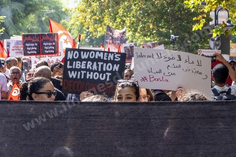 Tunis le 17 octobre 2026 – Manifestation contre le pouvoir de Kaïs Saïed à Tunis.Plusieurs milliers de manifestants ont défilé samedi 17 octobre 2026 dans les rues du centre-ville de Tunis, à l'appel de l'Union générale tunisienne du travail (UGTT), de plusieurs organisations de la société civile et de partis d'opposition. Partie de la place Mohamed Ali pour rejoindre l'avenue Habib-Bourguiba, cette importante mobilisation a rassemblé syndicalistes, avocats, journalistes, militants et citoyens venus dénoncer la dégradation de la situation économique et sociale ainsi que les restrictions des libertés publiques. Les manifestants ont réclamé le respect de la démocratie, la libération des détenus politiques, l'indépendance de la justice et la défense des droits fondamentaux. Plusieurs slogans issus de la révolution de 2011 ont été repris dans le cortège, notamment « Travail, liberté, dignité nationale ».